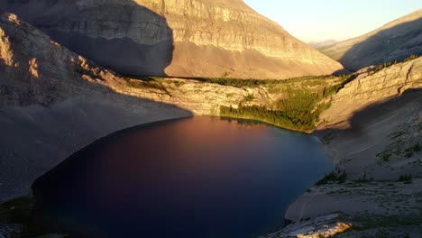 Amanecer-Aéreo-Sobre-El-Lago-Carnarvon,-Kananaskis,-Alberta,-Canadá