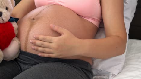 Mujer-Embarazada-Feliz-Y-Esperando-Un-Bebé-En-Casa.