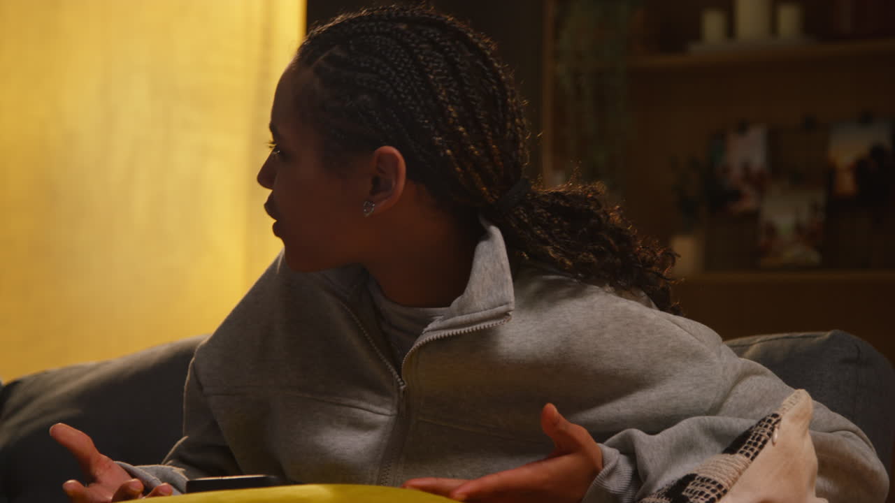 joven que se relaja en casa