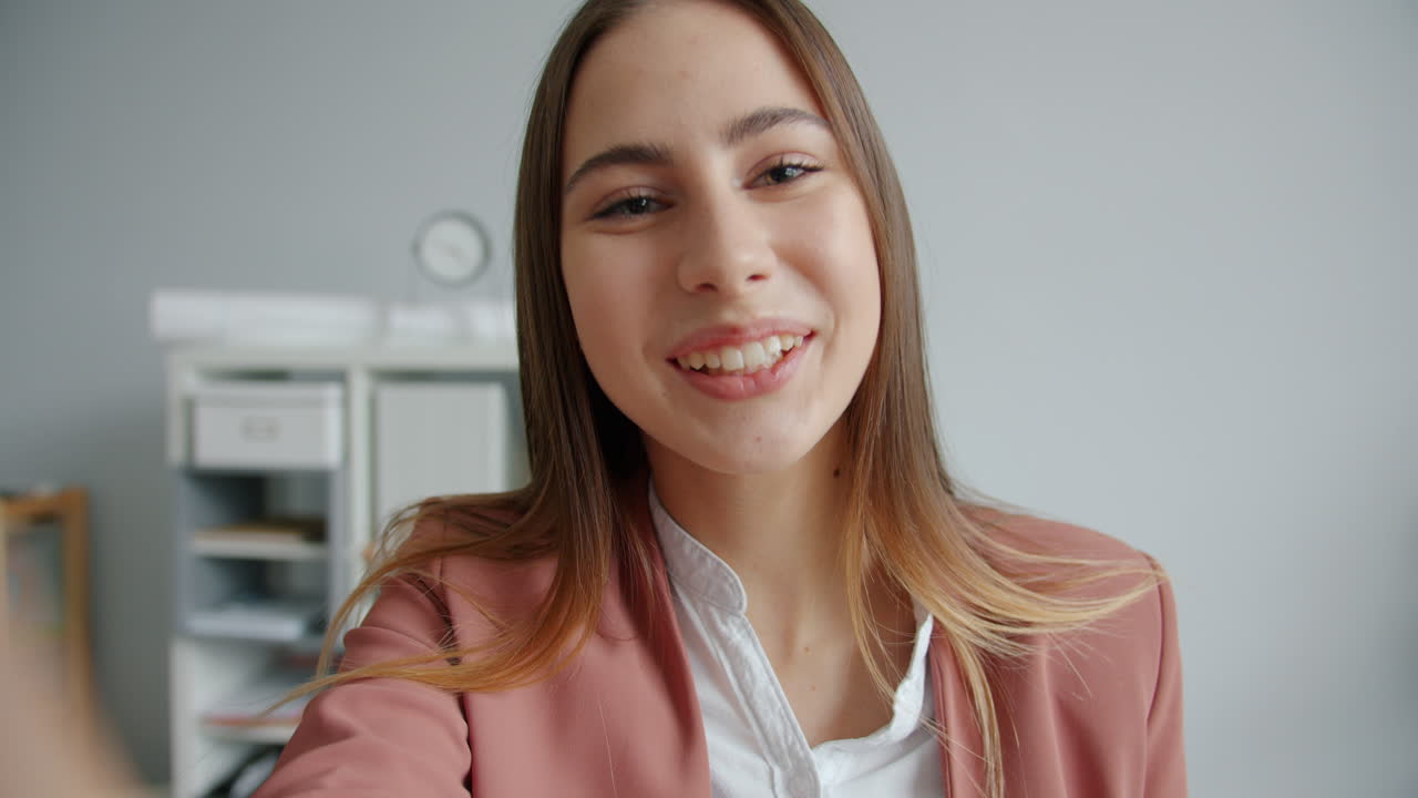 mujer en una llamada de video