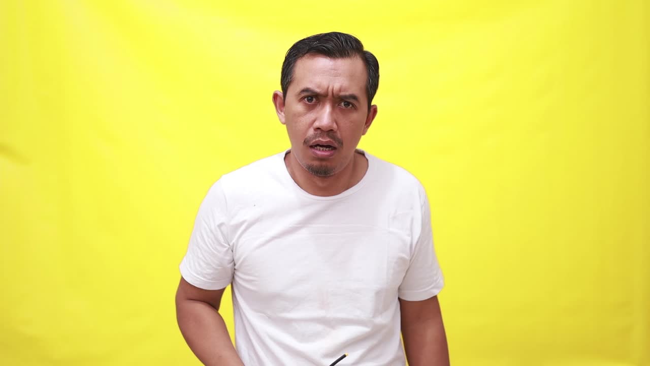 클로즈업 초상화 시력이 나쁜 아시아 중년 남자가 안경을 벗고 카메라를 바라보며 눈과 입을 크게 열어 놀라움 충격 놀라움 예상치 못한 뉴스가 말합니다