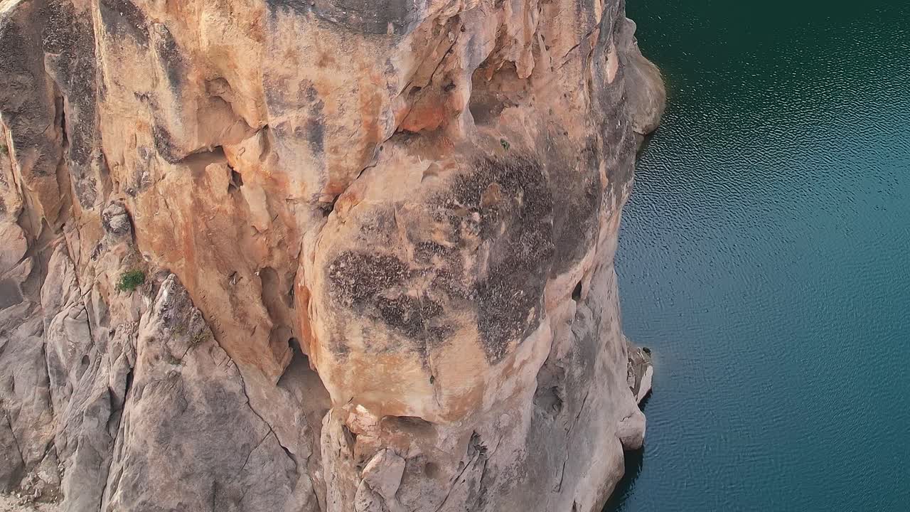 Esplorando le formazioni rocciose vicino all'acqua a Granada, Spagna