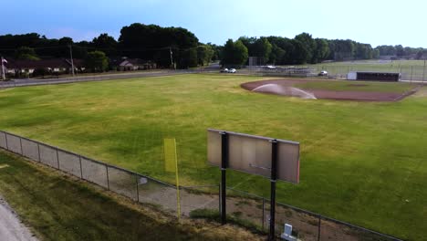 Disparos-De-Drones-Sobre-Un-Diamante-De-Béisbol-De-La-Escuela-Secundaria