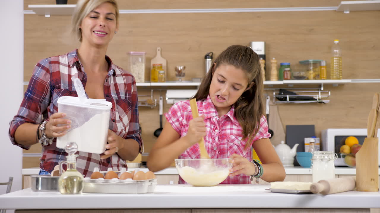 madre e hija horneando juntos en la cocina