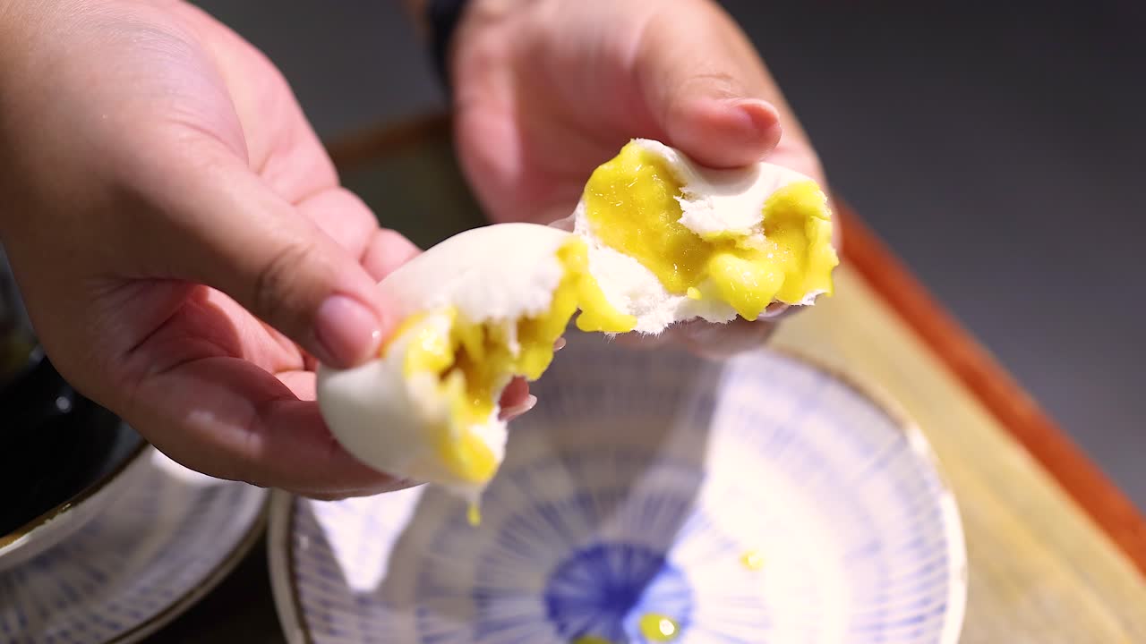 손은 크레스트로 가득 찬 증기 을 열고