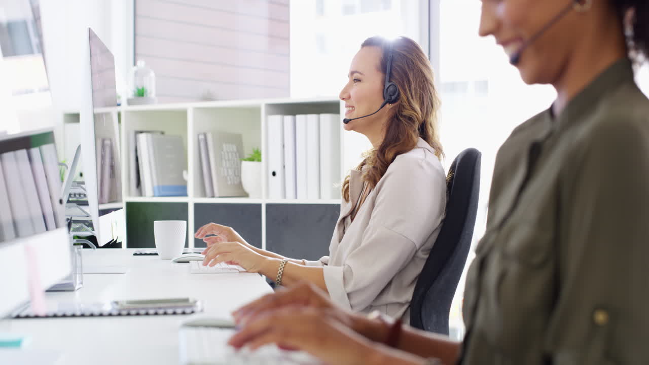 컴퓨터 를 사용하는 젊은 여자