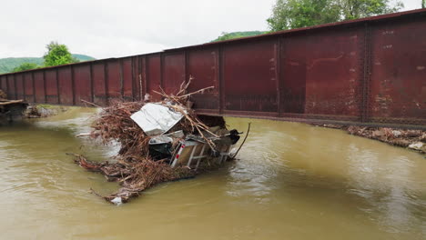 Vista-De-Primer-Plano:-Escombros-Fijados-Contra-Vigas-De-Puentes-Ferroviarios-En-Vermont-Después-De-La-Inundación-De-2023