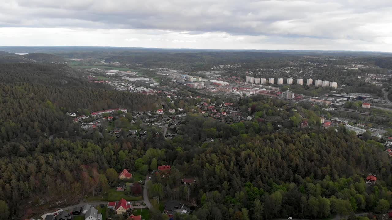 toma aérea del paisaje de un vasto bosque y un cielo cambiante fuera de gotemburgo en suecia