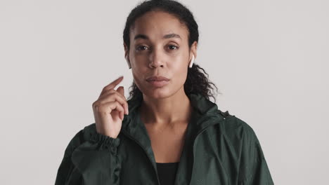une femme afro-américaine heureuse sur un fond blanc.