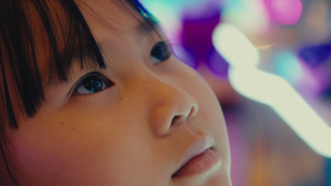 눈을 가까이 들여다보며, 아시아 여성, 작은 귀여운 소녀, 검은 머리카락과 똑똑한 얼굴 표정