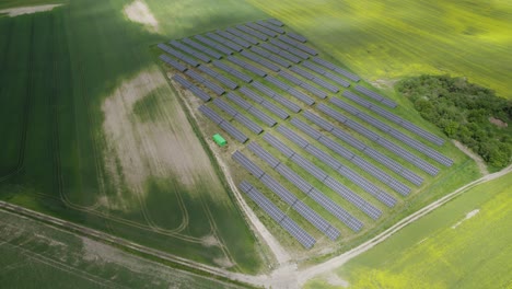Luftanflug-Auf-Das-Photovoltaik-Solarkraftwerk-Mitten-In-Den-Feldern-Des-Bauernhofs