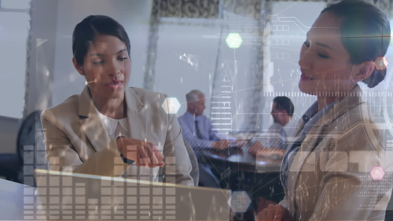 두 명의 히스패닉 사업가 여성이 사무실에서 손을 흔드는 네트워크 및 데이터 처리의 애니메이션