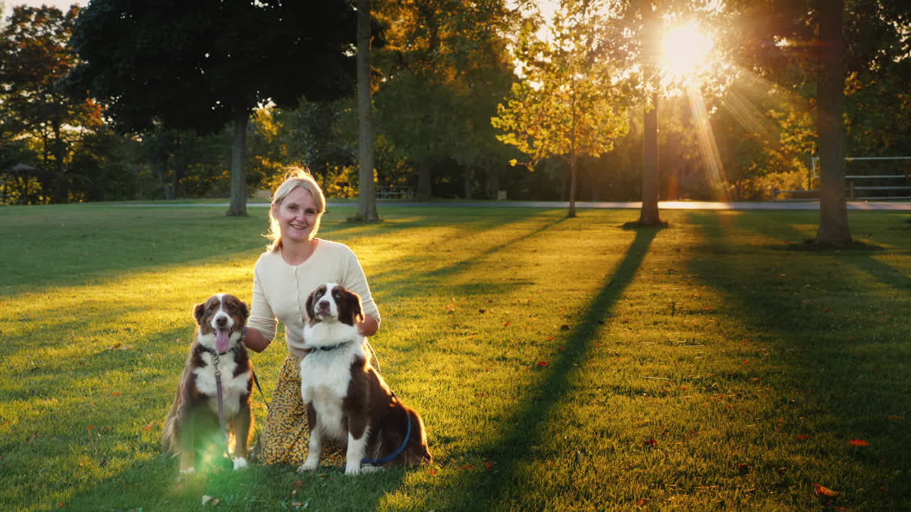 그녀의 개를 산책하는 두 애완 동물 여자와 함께 공원에서 가을 산책