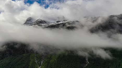 Gebirgswolken-Draufsichtlandschaft.-Schöne-Natur-Norwegen-Naturlandschaft