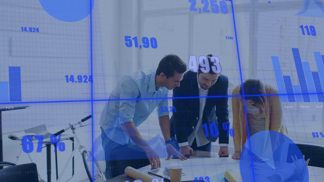 세 명의 동료가 테이블에서 차트를 검토하며, 비즈니스 통찰력을 보여주는 파란색 그래프가 빛나고 있어요.