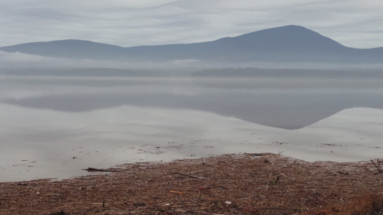 un hermoso y misterioso día de primavera temprano en un prístino lago de montaña