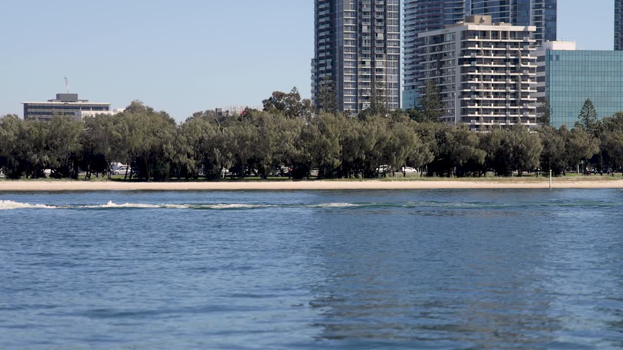 un barco navega a lo largo de la costa dorada