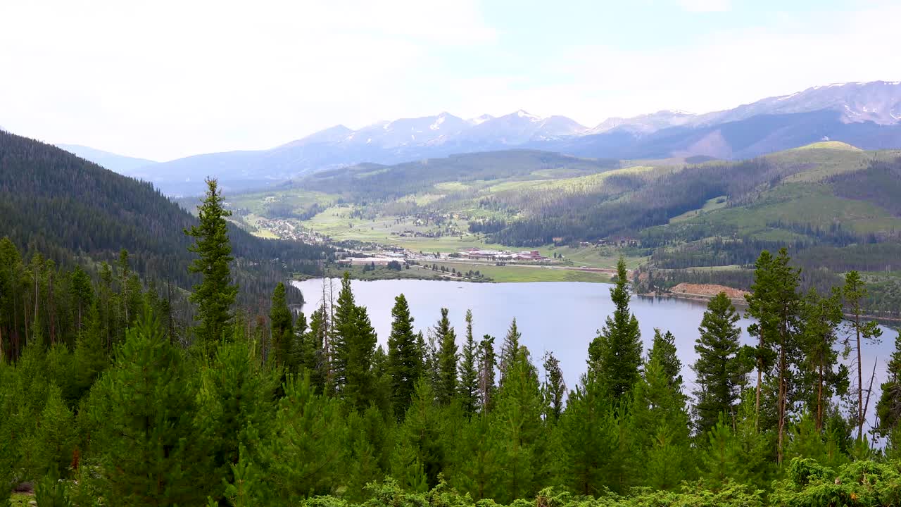 Static video of Sapphire Point Overlook Dillon reservoir Colorado. This is scenic footage overlooking Dillon Reservoir with mountains as a backdrop.