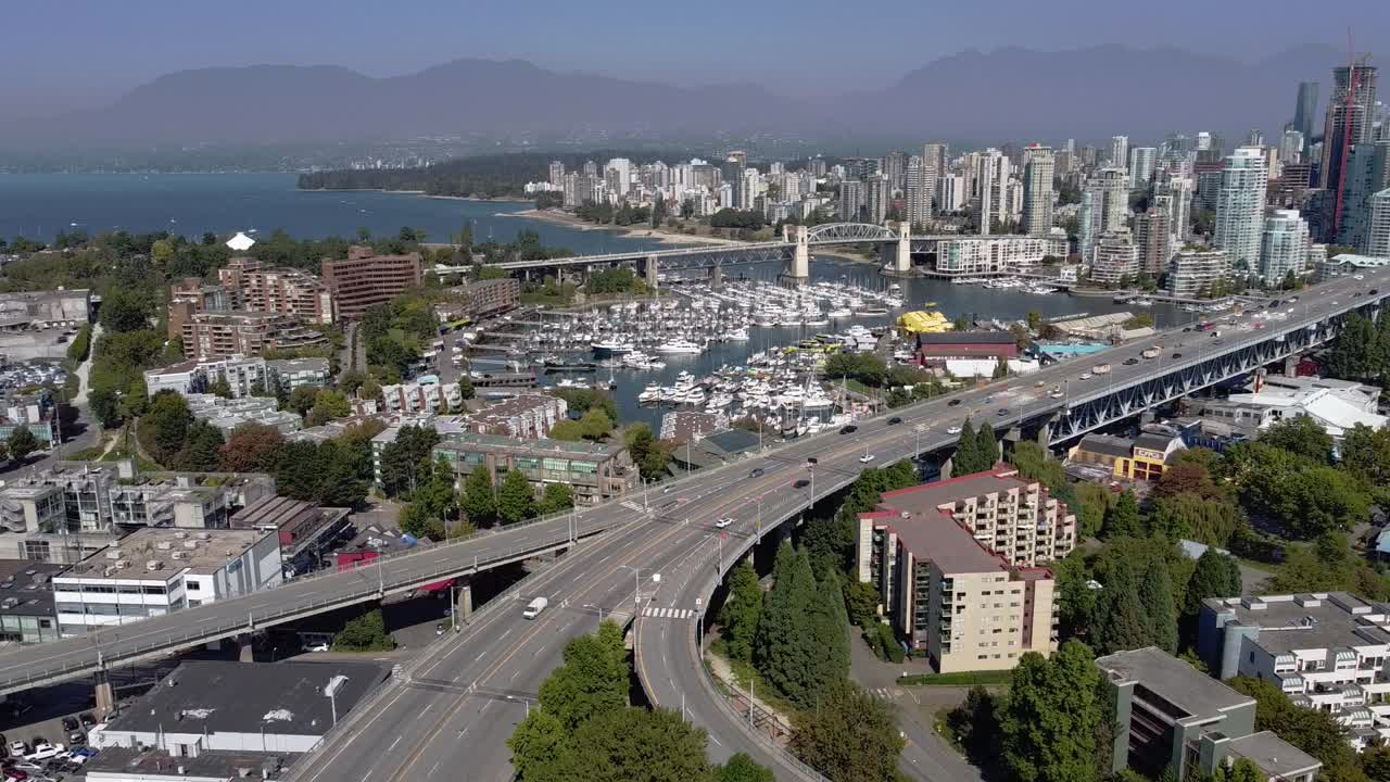 panorámica aérea 4-4 sobre la comunidad comercial residencial de la isla granville superior y el puente que conduce al centro de la ciudad sobre los clubes náuticos estacionados de yates de false creek en una exuberante tarde pandémica de cierre de verano