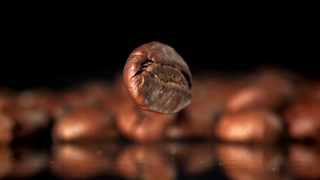 Grão de Café Torrado Caindo e Girando em Câmera Lenta