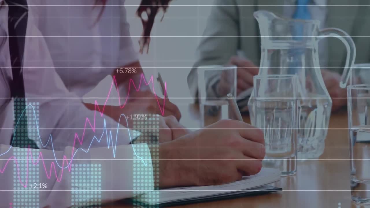 animación del procesamiento de datos estadísticos sobre la sección media de los empresarios que toman notas en la oficina