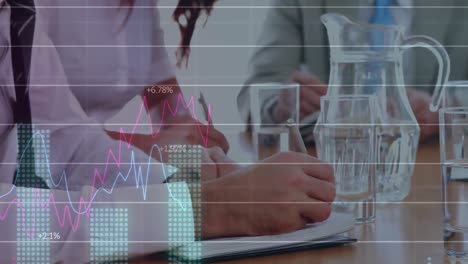 animación del procesamiento de datos estadísticos sobre la sección media de los empresarios que toman notas en la oficina