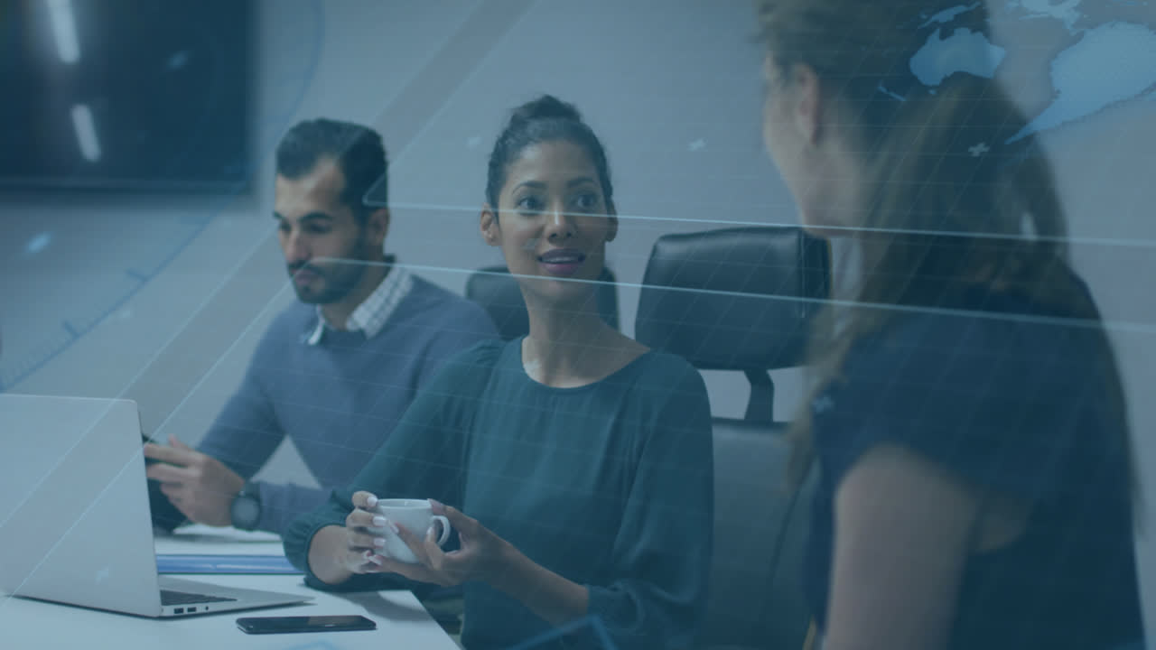 animación del procesamiento de datos sobre diversas personas de negocios