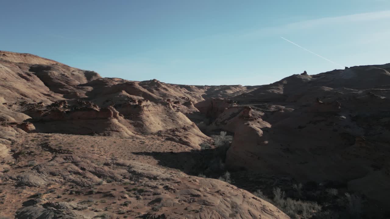 desde una perspectiva aérea, el áspero y árido tramo del terreno de utah se revela, enfatizando la magnificencia intacta de la naturaleza en su estado primitivo.
