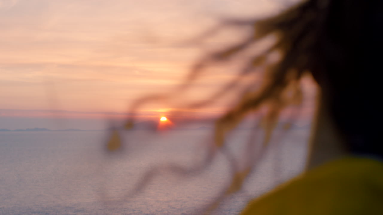 ハートの形をした手は日出時に