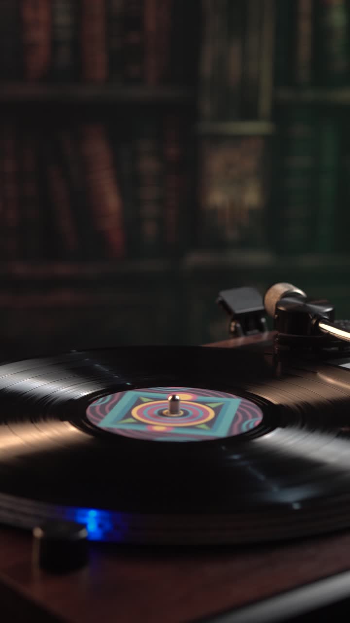 Vista verticale di un disco in vinile che gira nell'atmosfera della stanza, primo piano.