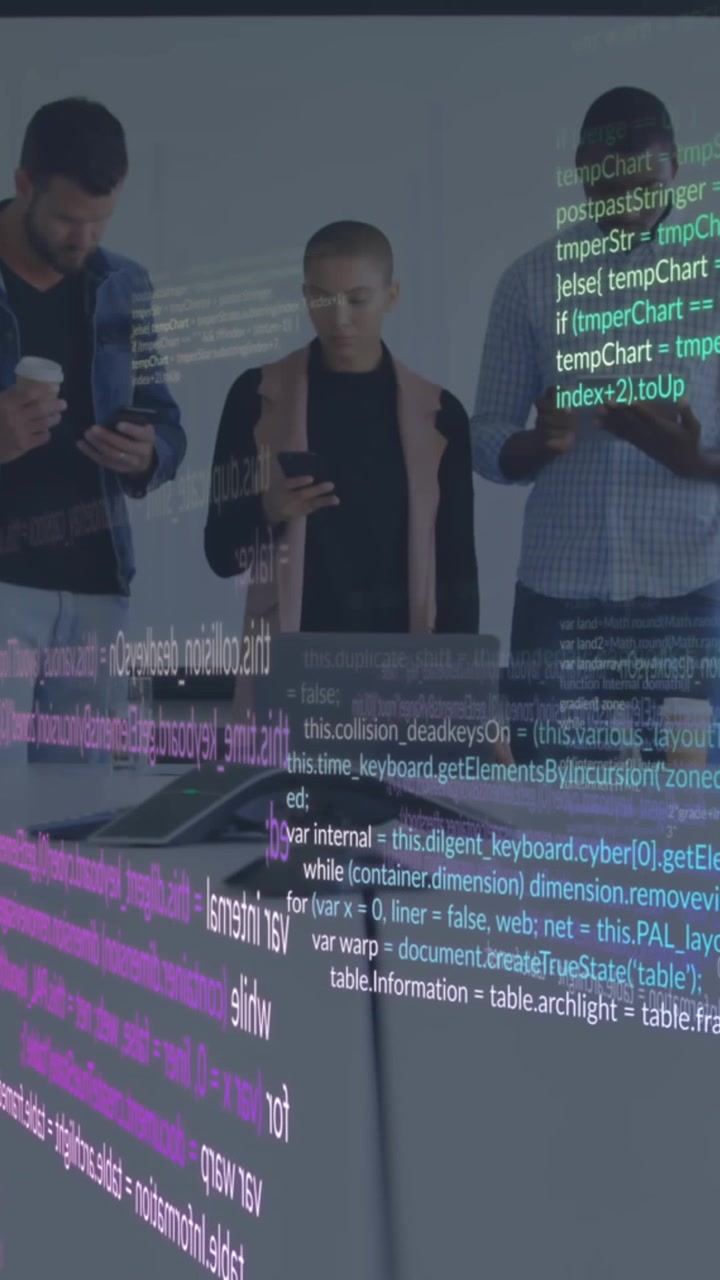 Animation von Datenverarbeitung vor einem Team vielfältiger Kollegen, die elektronische Geräte im Büro verwenden