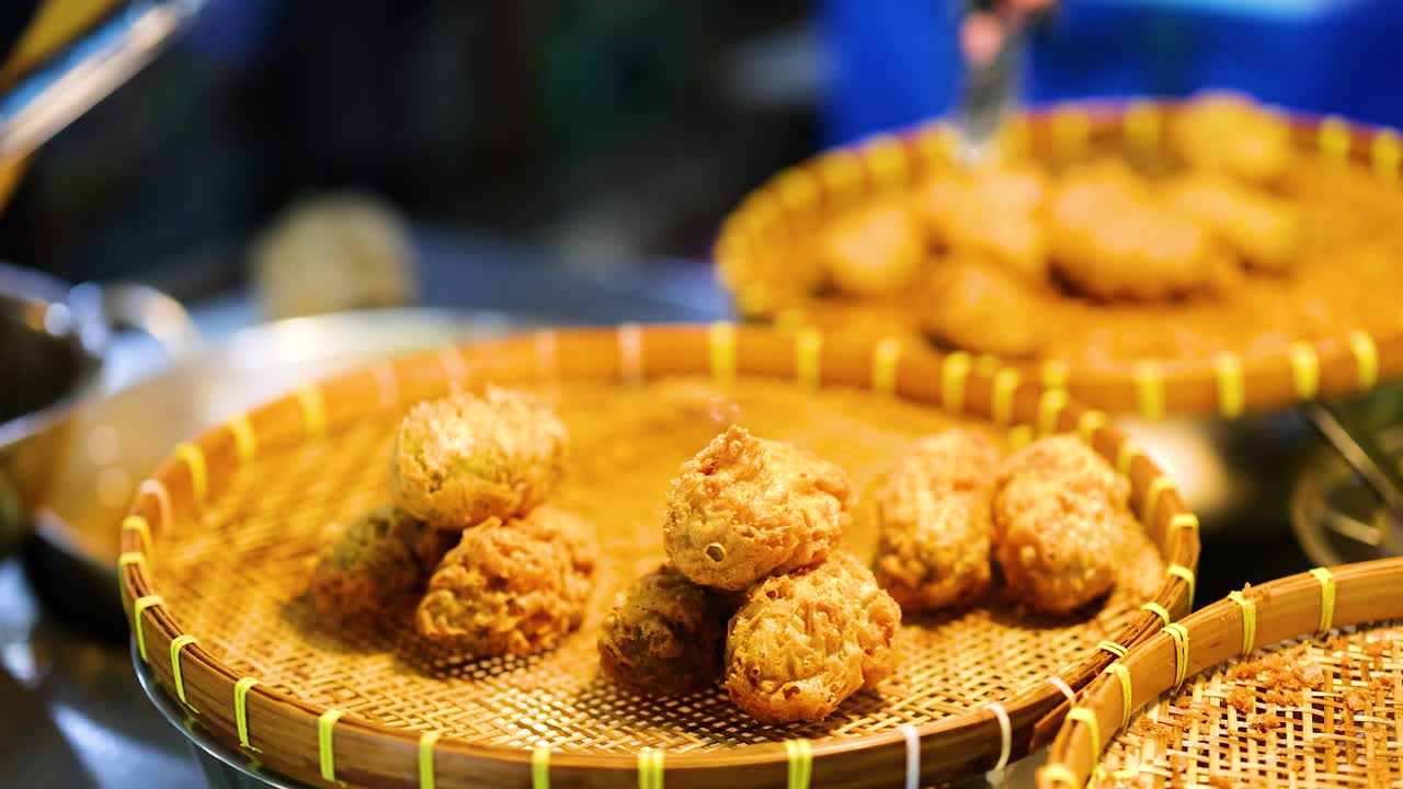 시장 상점에서 긴 바나나를 준비하는 판매자