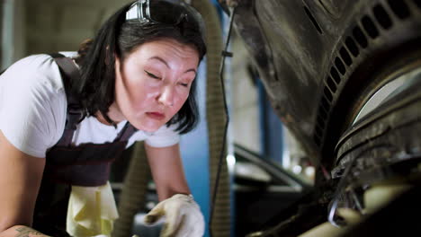 車を修理する女性