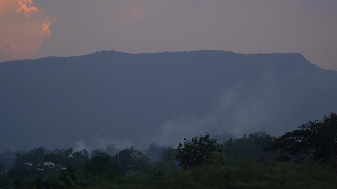 하늘과 구름의 움직임은 빛과 해가 지는 배경의 광선에