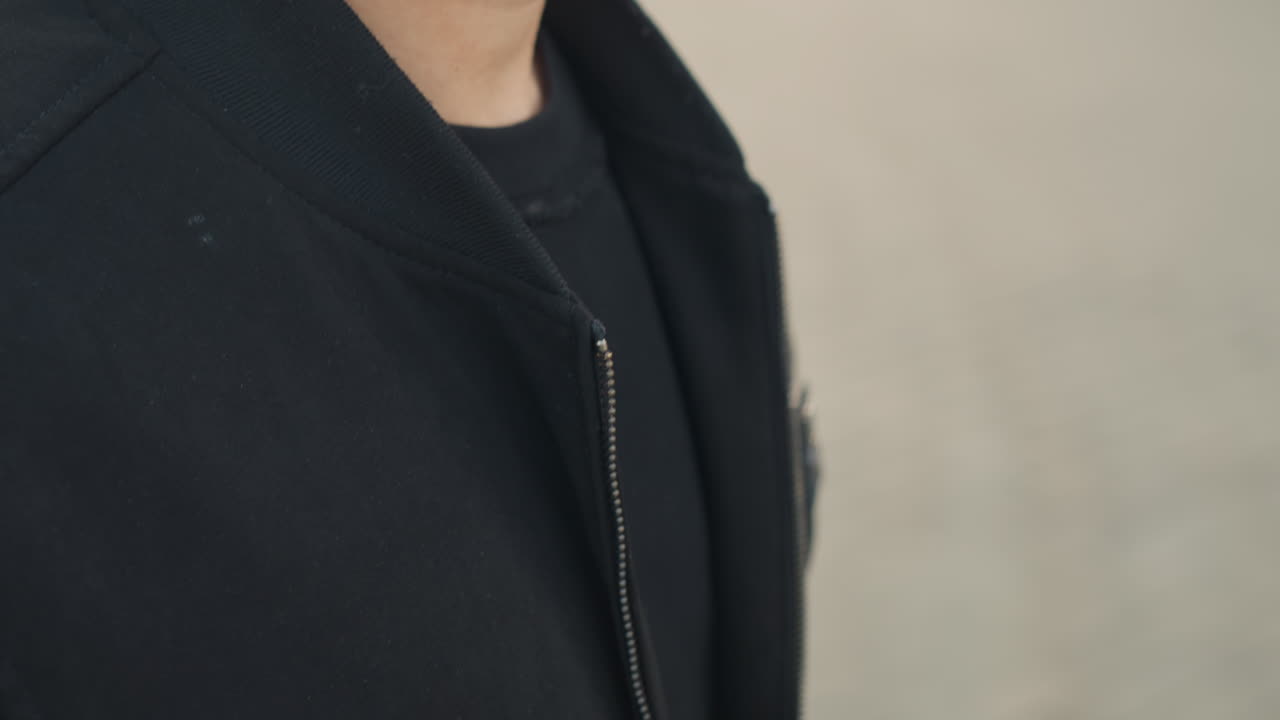 도시 여행자가 피로의 징후를 보이고, 도시 거리를 장시간 걸은 후 안도감을 느끼며, 도시 통근자가 도시에 도착하여 지친 목 근육을 풀고 있어요.