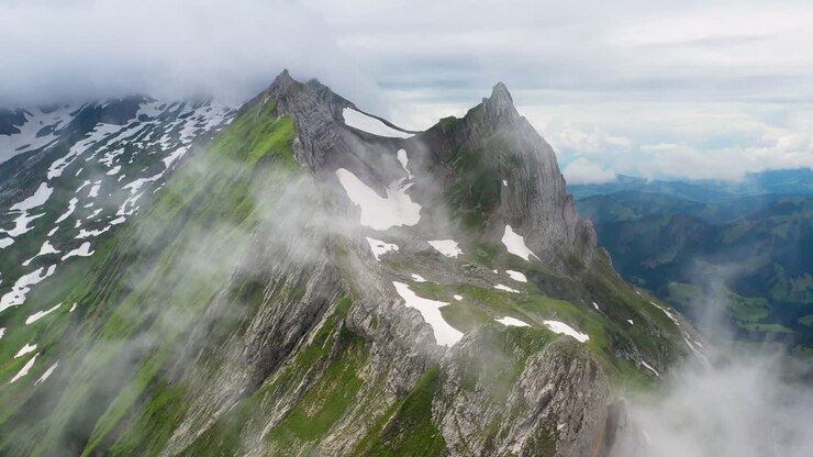 Filmische Drohnenaufnahme des Altenalp Turm, mit Schnee.