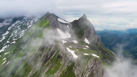 Toma-Cinematográfica-De-Drones-De-Altenalp-Turm,-Con-Nieve