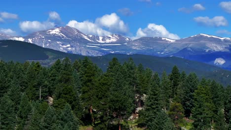 verano monte azul cielo evans drone aéreo paralaje coníferas de hoja perenne colorado nieve derretida mañana soleada montañas rocosas paisaje norte turkey creek bosque marshdale espacio abierto círculo movimiento a la izquierda