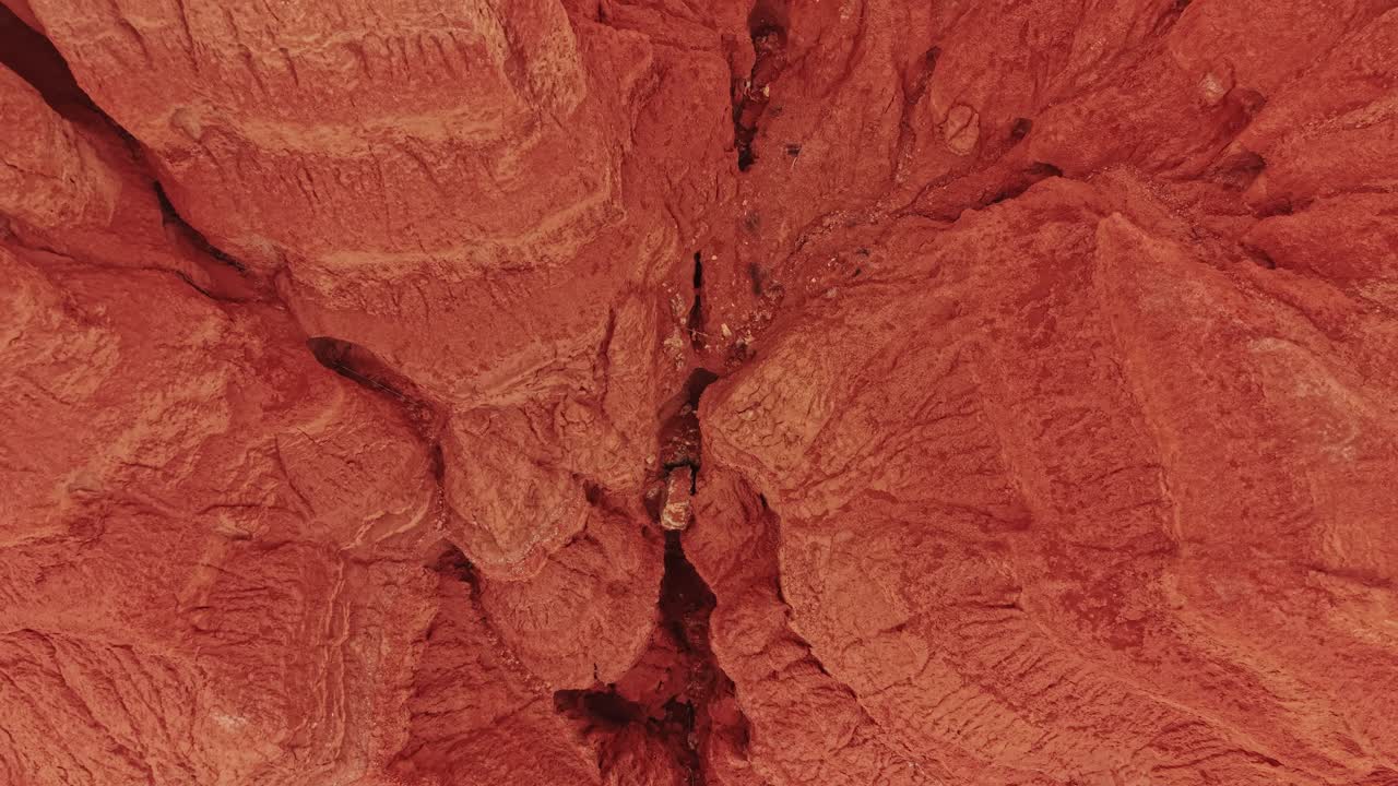 A robusta paisagem vermelha na Espanha exibe texturas e formações naturais