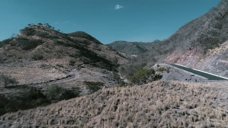 toma aerea de un camino rural en la sierra de sinaloa
