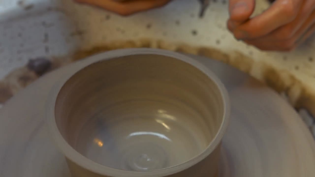 гончар, делающий глиняный горшок на гончарном колесе