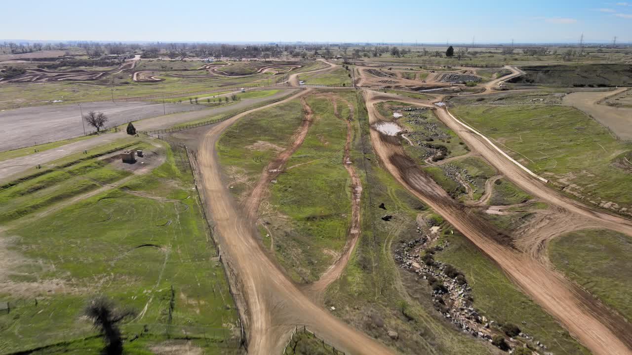 volando sobre la recreación de vehículos motorizados fuera de carretera de prairie city en california