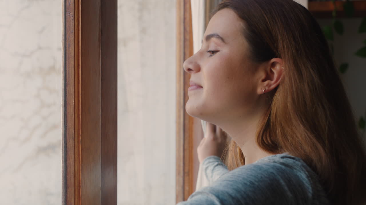 hermosa mujer joven abriendo cortinas mirando por la ventana lista para un nuevo día fresco sintiéndose descansada