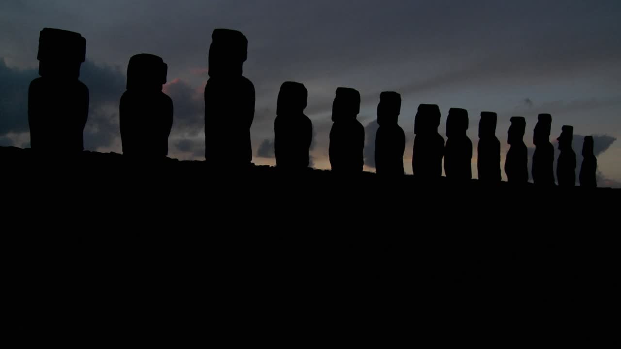 이스터 섬에는 긴 조각상이 실루엣으로 그려져 있습니다.