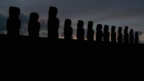 Una-Larga-Fila-De-Estatuas-Se-Recorta-En-La-Isla-De-Pascua