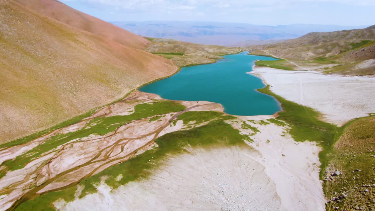 paisaje del río que fluye en los valles en el lago arashan en la meseta de angren, namangan, uzbekistán, asia central