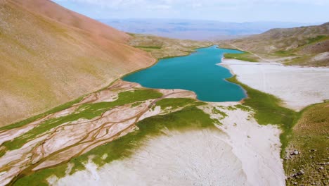Scenery-Of-River-Flowing-On-Valleys-At-Arashan-Lake-In-Angren-Plateau,-Namangan,-Uzbekistan,-Central-Asia
