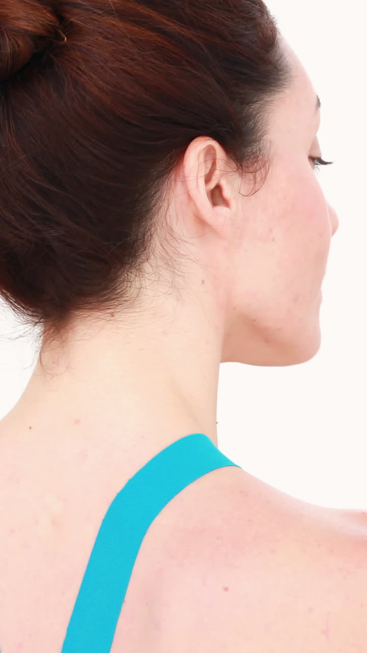 fisioterapeuta poniendo banda de resistencia en la espalda de su paciente