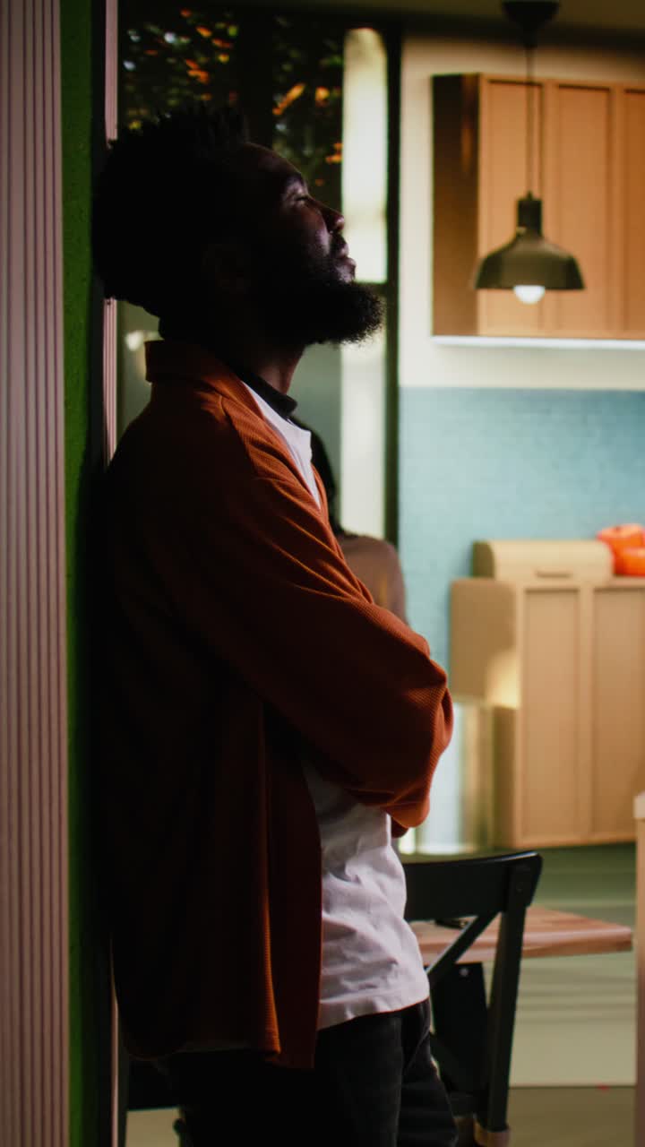 Video verticale. Uomo afroamericano in profonda tristezza e ansia che affronta la solitudine