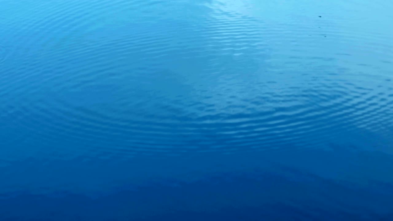 4k dc 해상도의 강 표면에 떨어지는 강물 물방울의 파란색 음색